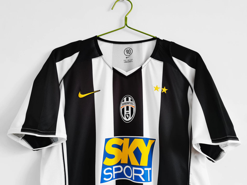 Camisa Juventus I Retrô 04/05 Torcedor Masculina - Preto e Branco