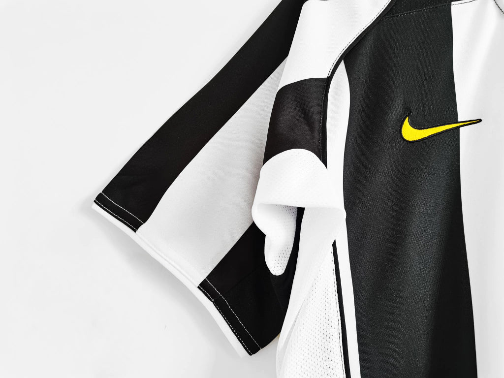 Camisa Juventus I Retrô 04/05 Torcedor Masculina - Preto e Branco